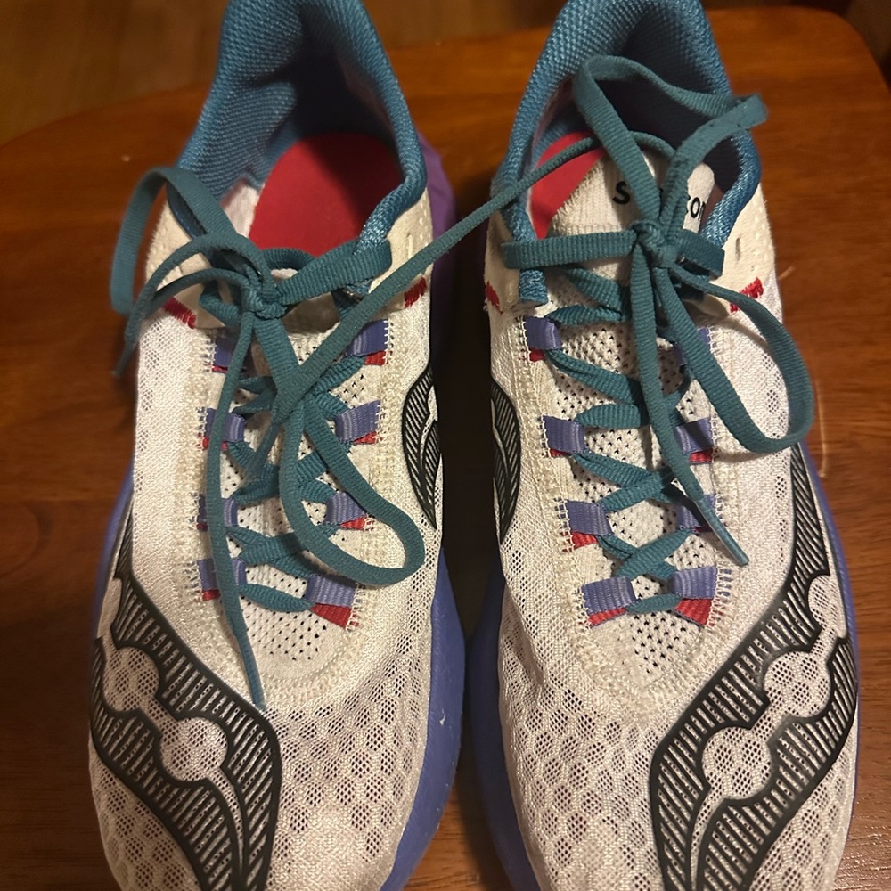 CARBON Saucony Running Shoes